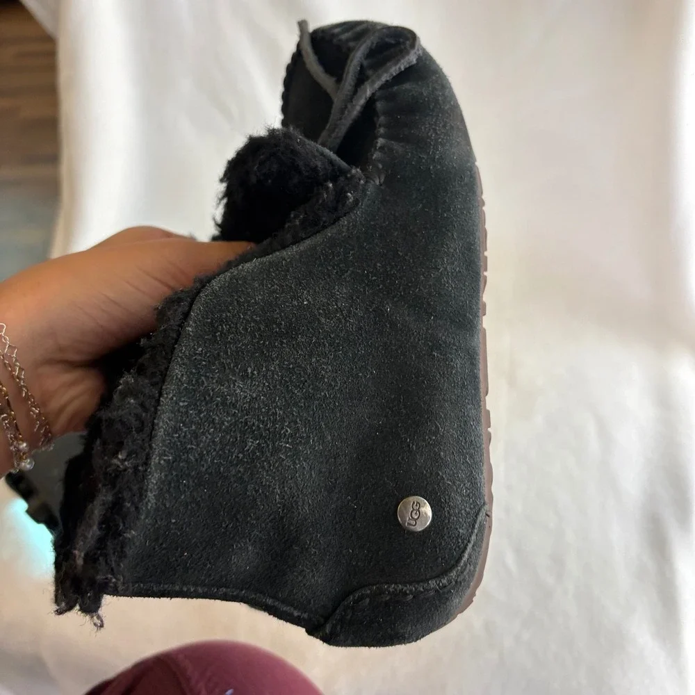 UGG Kids Dakota Suede Moccasin Slippers Black Sheepskin Lining 1118982K Size 2